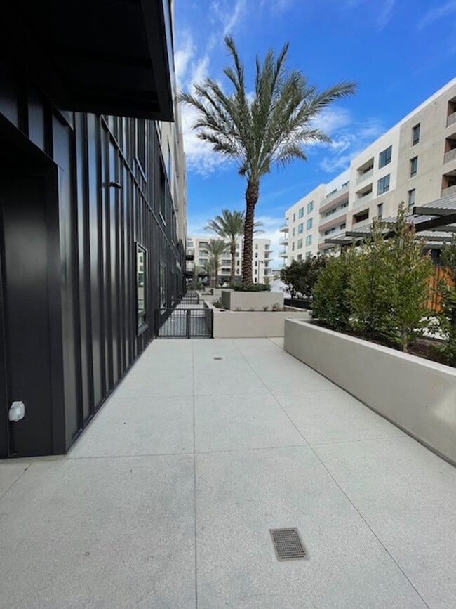 Building Photo - Luxury, Sophisticated Living Experience at...