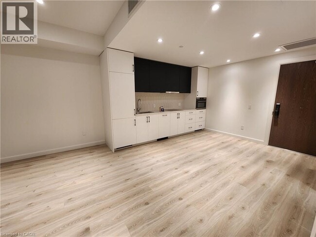 Building Photo - 741 King St W