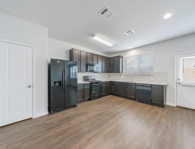 Foto del edificio - 22114 Sovereign Hts Ln.