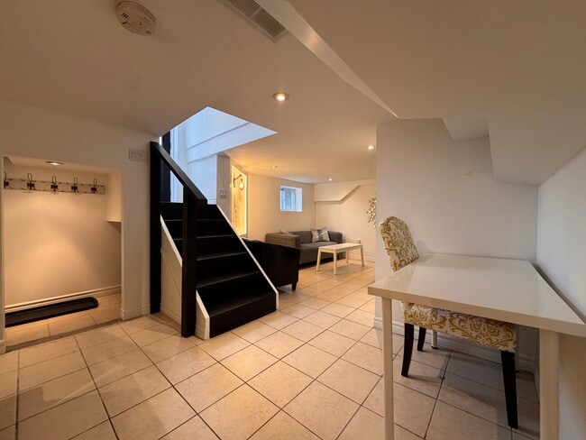 Building Photo - 2A Tiverton Av