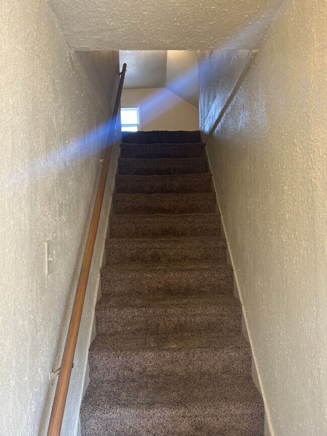 Building Photo - Upper Level 1 Bedroom, 1 Bathroom - Landlo...