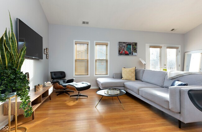Foto del edificio - 1643 N College Ave
