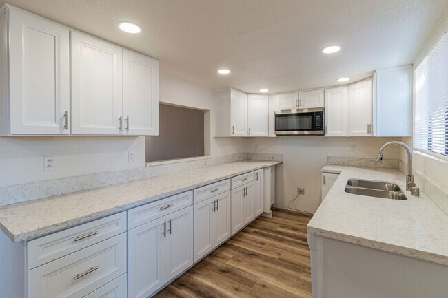 Building Photo - 2 Bedrooms, 1 1/2 bathroom condo in Downto...