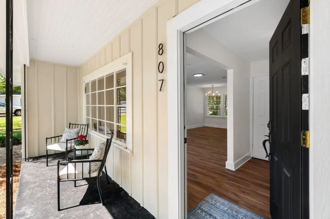 Foto del edificio - 807 Crestview Dr