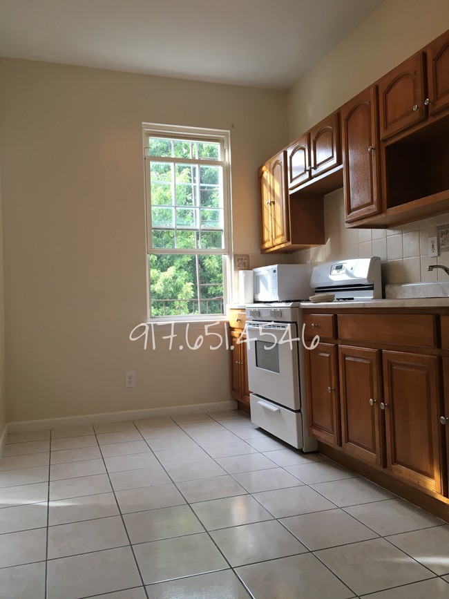 Building Photo - 121 Weirfield St