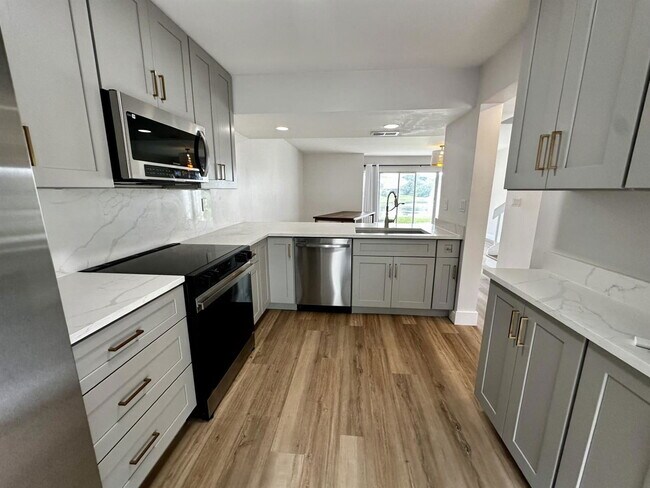Building Photo - 851 Crystal Lake Dr