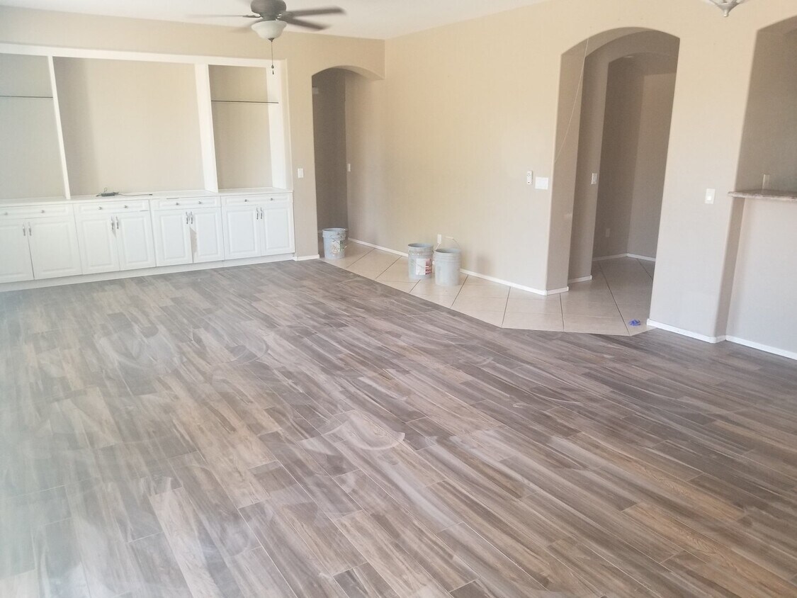 Foto principal - Beautiful spacious 3 b 2 bth 1834 sq ft home