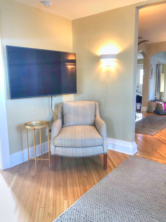 Televisión - Sala de estar en la primera planta - 512 13th St NW