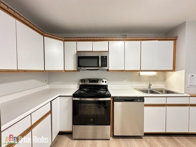 Building Photo - 1335 N Dearborn St