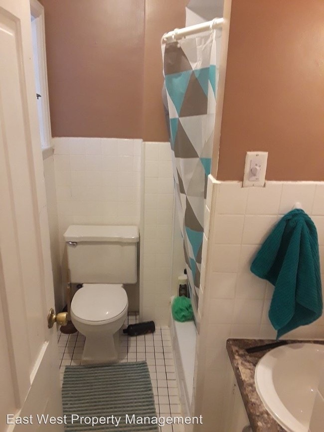 Building Photo - 731 E 7th St