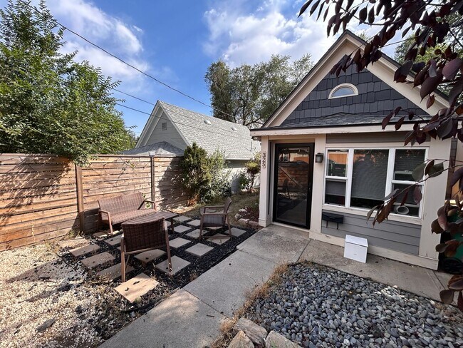 Foto del edificio - 2 Bed 1 Bath Cottage On The West Side!!!