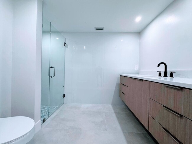 Building Photo - 5650 Coach House Cir