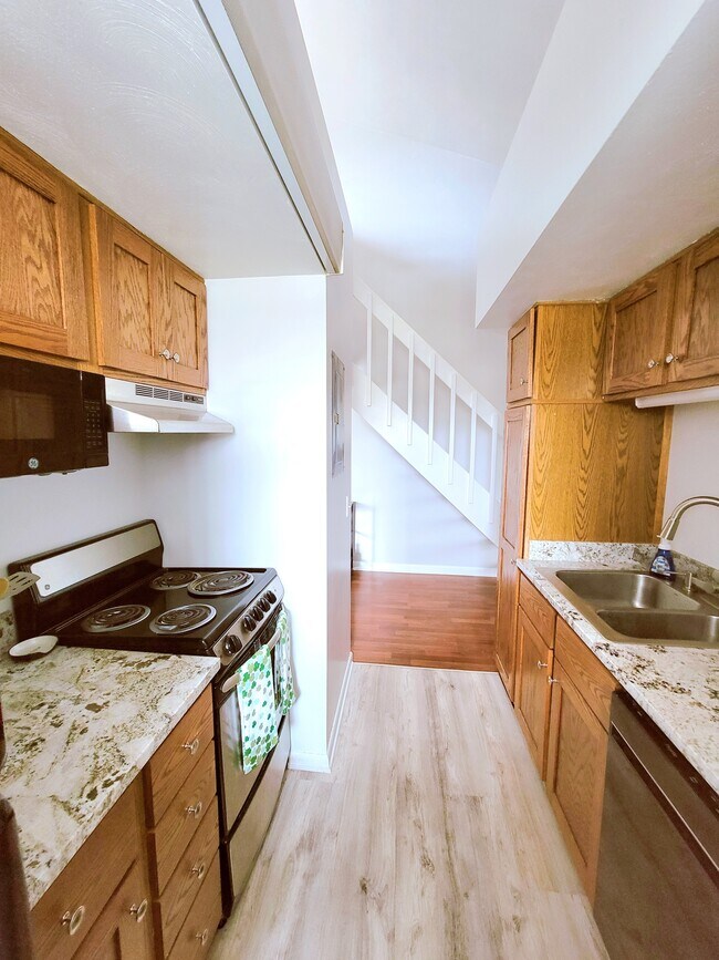 507 Sunridge Dr Unit T, Blacksburg, VA 24060 Condo for Rent in