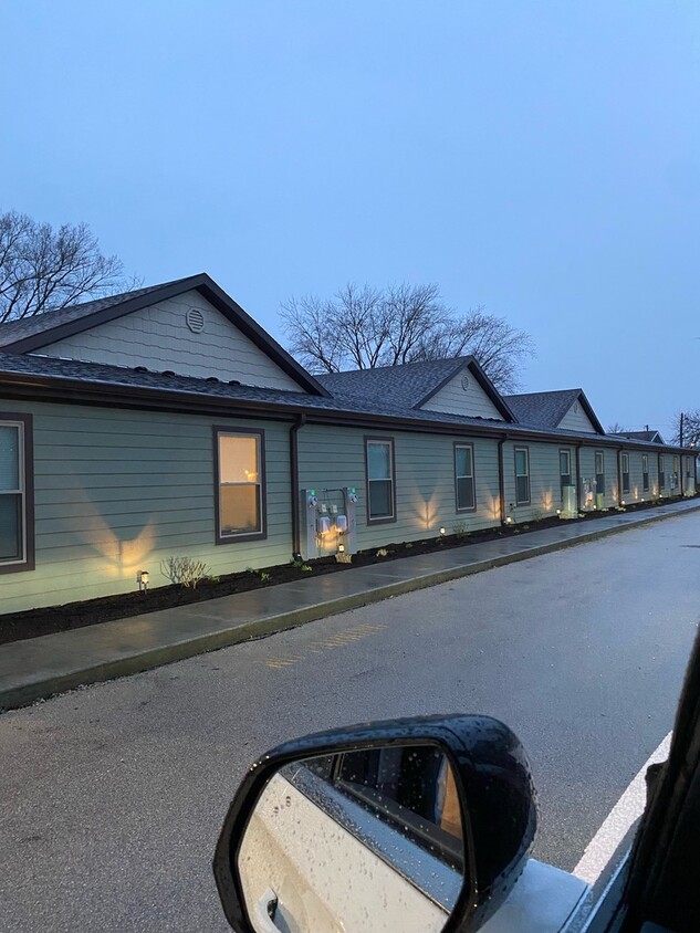 Side outside lights / landscaping - 139 S Vermillion St