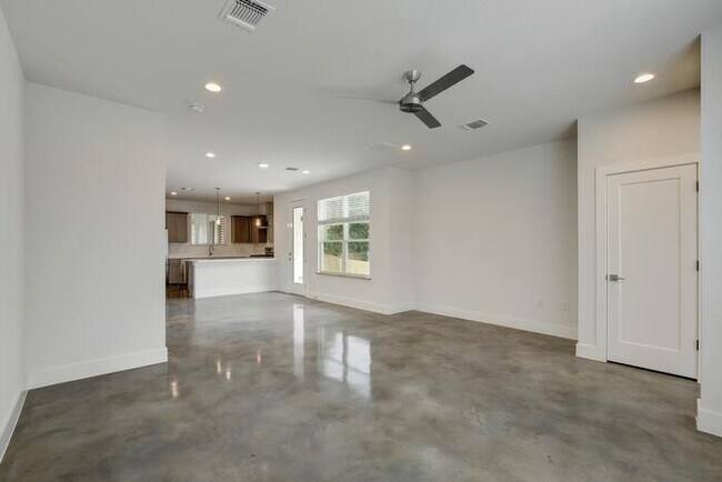 Building Photo - Rare find, in convenient location!