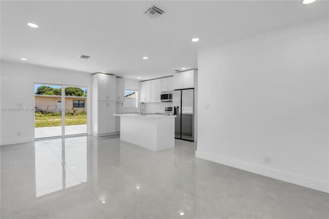 Foto del edificio - 1773 Lauderdale Manor Dr