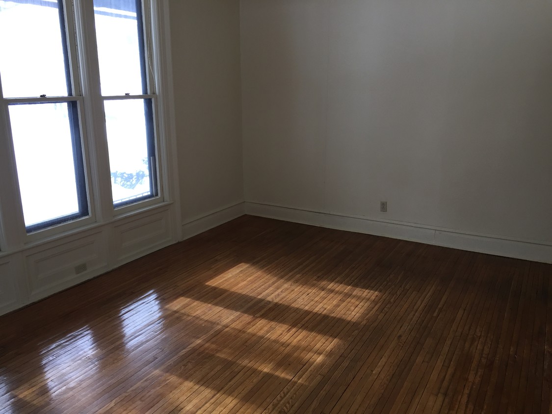 Primary Photo - 1543 Sanderson Ave