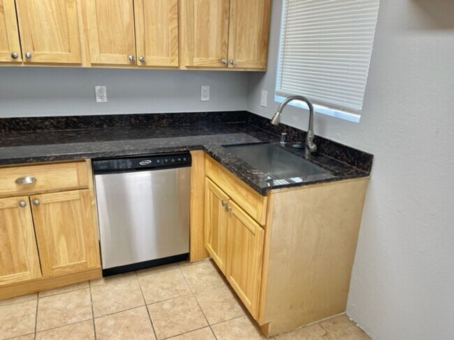 Foto del edificio - Nicely Updated 2 bed 1 bath Condo in Richm...