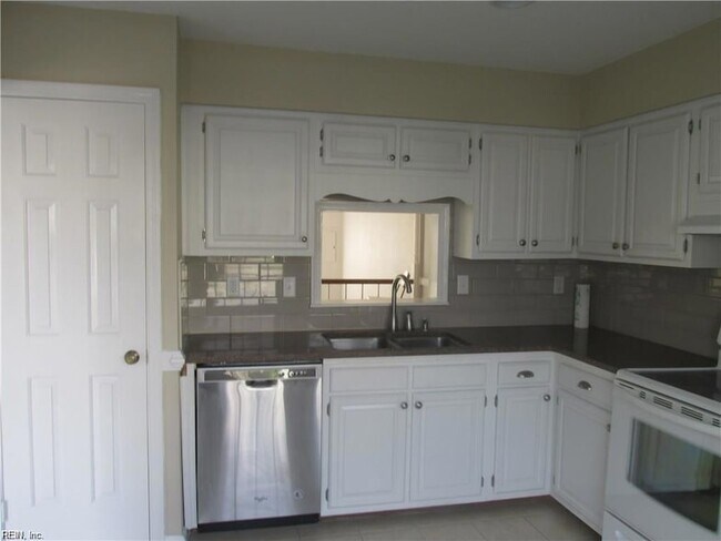 Foto del edificio - 4701 Woods Edge Rd