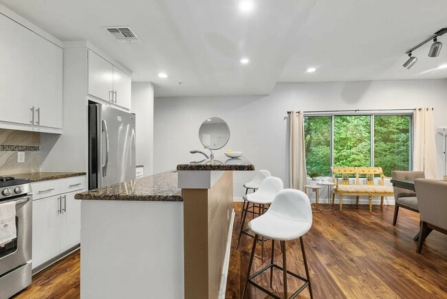 Foto del edificio - 503 Swanee Dr