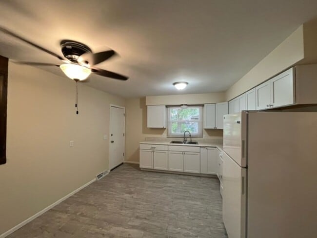 Building Photo - &#39;093