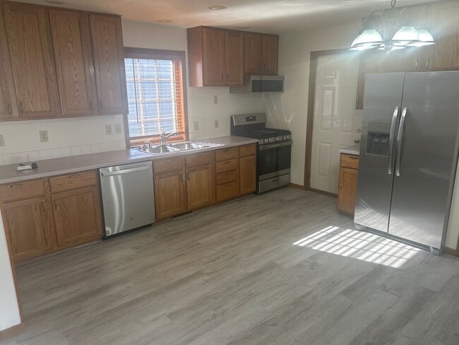 Building Photo - 3 Bedroom 2 Bathroom Townhouse in Neenah