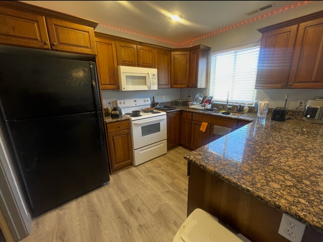 Foto del edificio - Pet Friendly!! 3-Bed Townhouse!