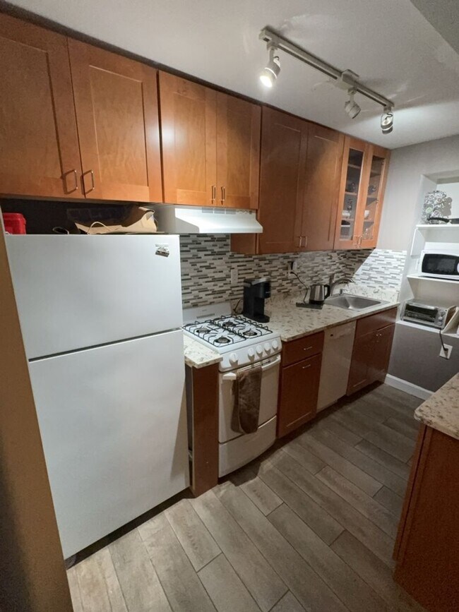 Foto del edificio - Cozy & Spacious 1BR/1BA Apartment – All-In...