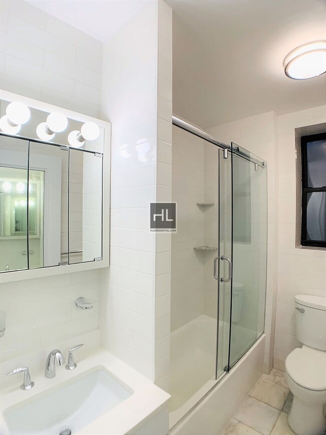 Building Photo - NO FEE One Bed in Midtown East! Won't Stay...