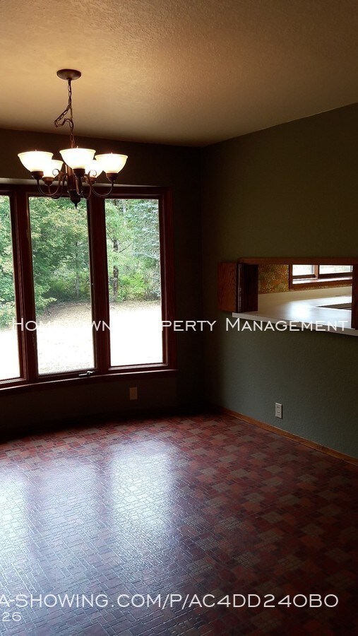 Building Photo - Large home on 3+ Acres in Olympia Schools!