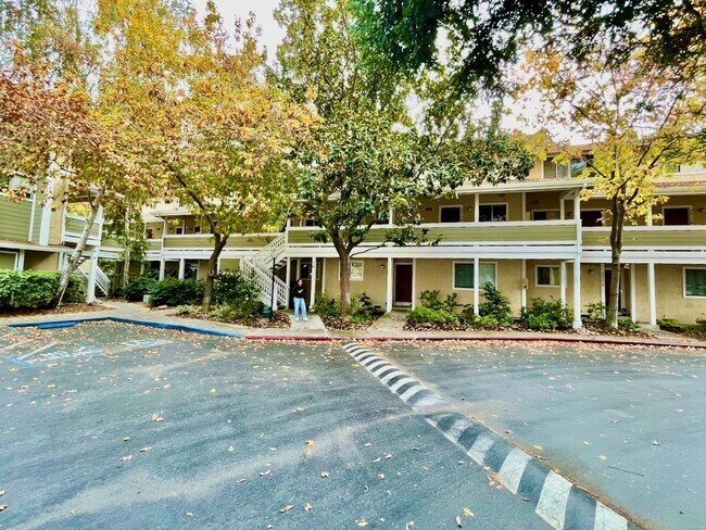 Building Photo - 2615 Oak Rd