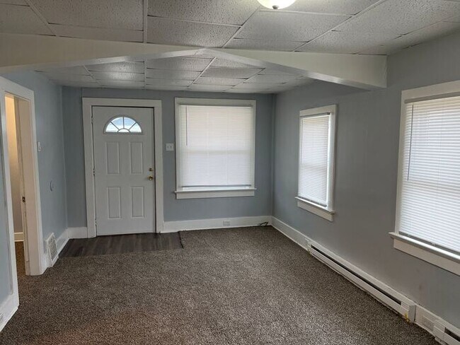 Building Photo - Two Bedroom Home Move in Ready !