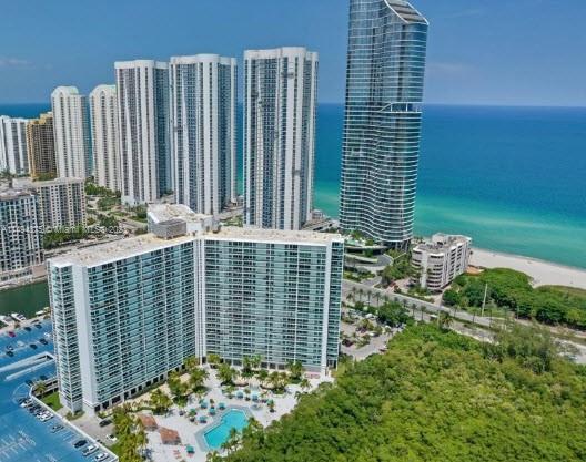 Foto del edificio - 100 Bayview Dr