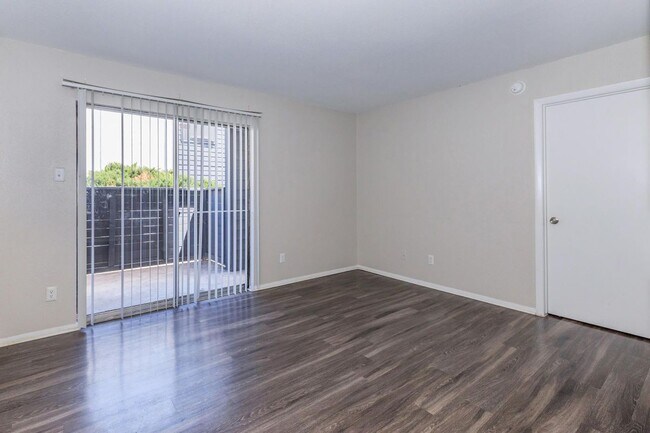 Building Photo - 1735 Rutland Dr