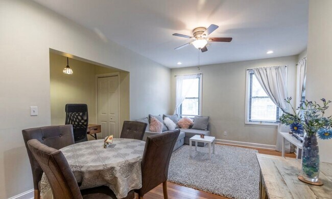 Building Photo - Large 1 Bed - Off Street Parking - Updated...