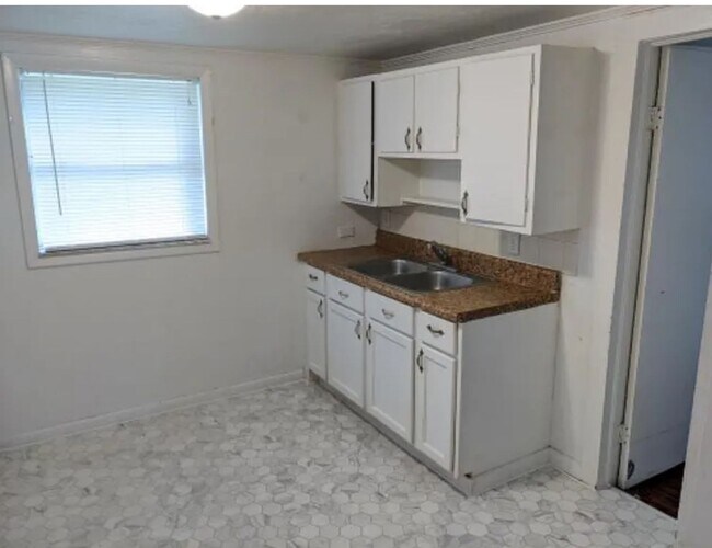 Foto del edificio - Charming 2-Bedroom Home in the Heart of Bu...