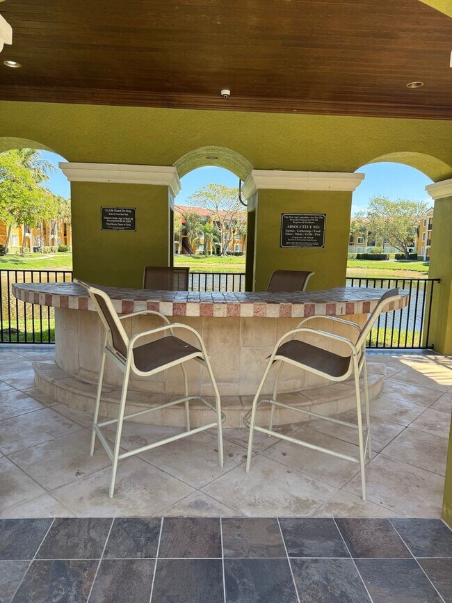Foto del edificio - RESORT STYLE, BEAUTIFUL 2 BEDROOM AND 2 BATHROOMS ON THE TOP FLOOR