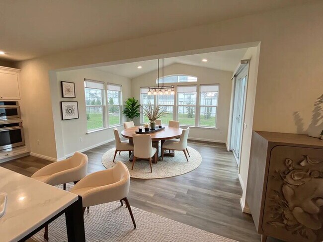 Foto del edificio - Stunning 5-Bedroom Custom Home with Solar, EV Charging & Private Media Room