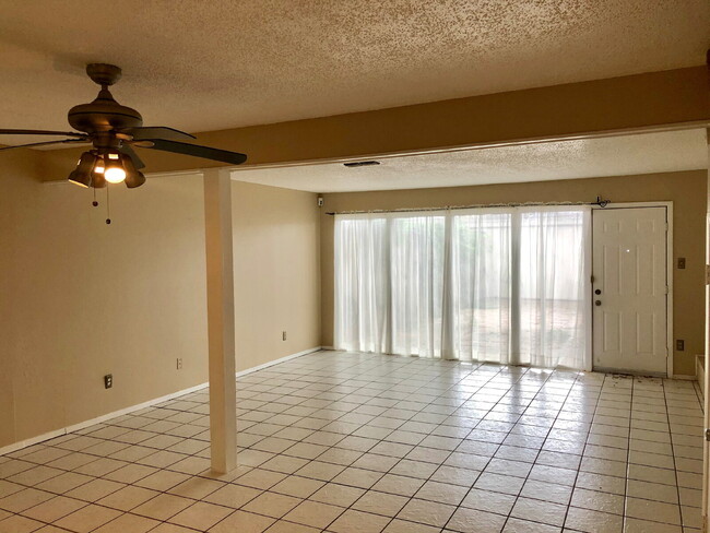Building Photo - Spacious Townhouse close to TTU and medical.