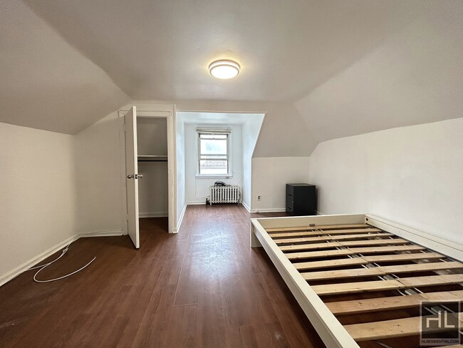 Building Photo - Large 2BR in East Bronx!