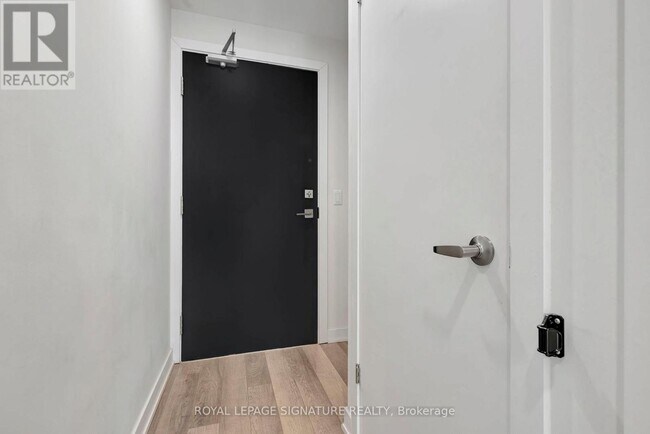 Photo du bâtiment - 5230 Dundas St