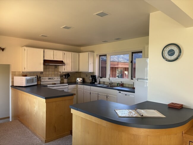 Building Photo - 1255 Park View Ln