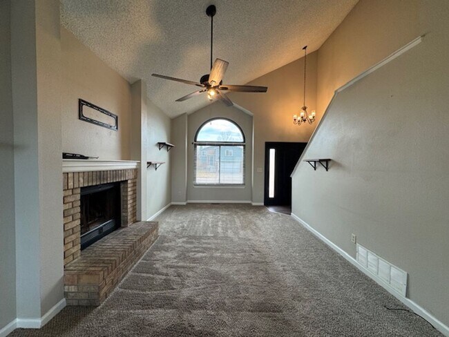 Foto del edificio - REMODELED 3BD HOME in CONSTITUTION HILLS - Security Deposit Waiver Available