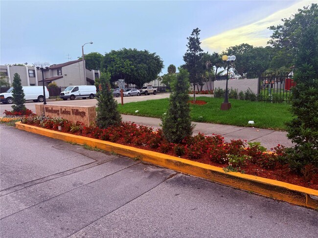 Foto del edificio - 9909 NW 9th St Cir