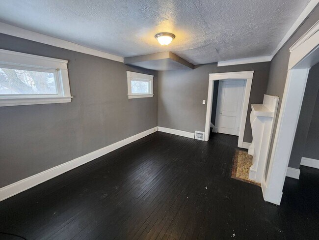 Building Photo - Charming 3-Bedroom Property in Prime Location