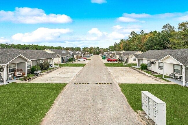 Foto del edificio - Charming Cottages for Rent in Waveland – 1 & 2 Bedroom Units Available at Cambridge Cottages!