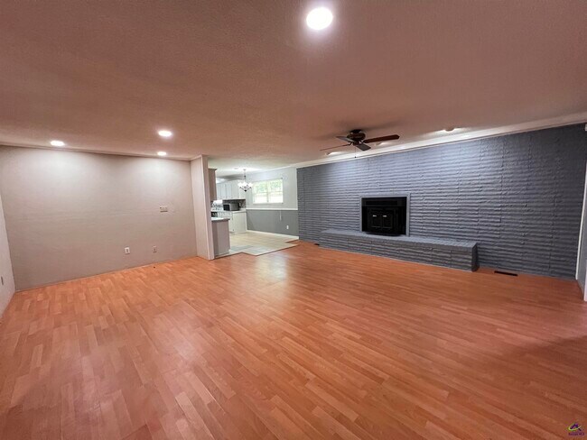 Foto del edificio - 304 Lakeshore Dr