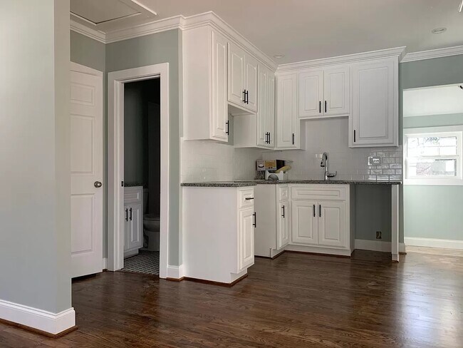 Side Kitchen - 10 Traynham St