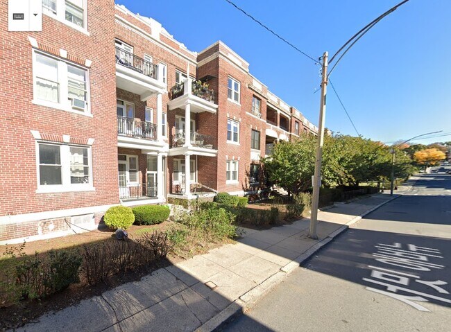 Building Photo - 317 Summit Ave