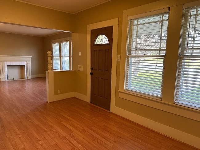 Front entry room - 521 E Charnwood St